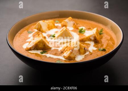 Paneer beurre Masala ou fromage cottage Curry, menu indien populaire déjeuner/dîner servi dans un bol en céramique, sélection Banque D'Images