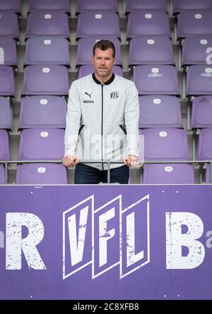 27 juillet 2020, Basse-Saxe, Osnabrück: Marco Grote, le nouvel entraîneur du club de football de la deuxième division VfL Osnabrück, est dans les stands lors de sa présentation. Le Grote, âgé de 47 ans, recevra un contrat de deux ans à Osnabrück et succède à Thioune, qui a été transféré à Hamburger SV. Photo: Friso Gentsch/dpa Banque D'Images