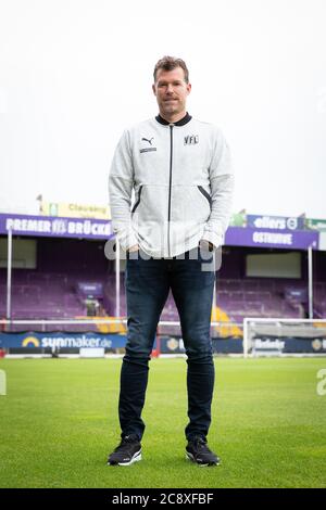 27 juillet 2020, Basse-Saxe, Osnabrück: Marco Grote, le nouvel entraîneur du club de football de la deuxième division VfL Osnabrück, est debout sur l'herbe dans le stade de Bremer Brücke pendant sa présentation. Le Grote, âgé de 47 ans, recevra un contrat de deux ans à Osnabrück et succède à Thioune, qui a été transféré à Hamburger SV. Photo: Friso Gentsch/dpa Banque D'Images