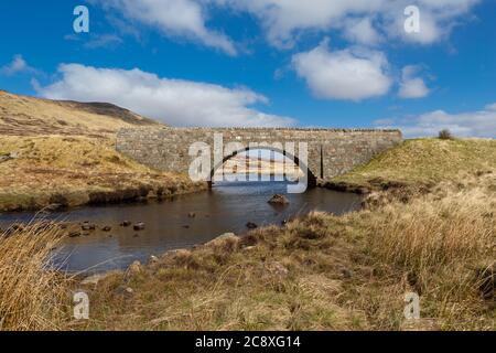 Un petit pont en pierre dans les Highlands d'Écosse Banque D'Images