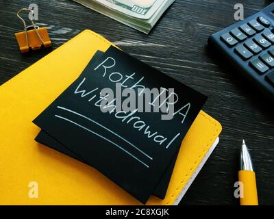 Roth ira les mots de retrait sur une page noire. Banque D'Images