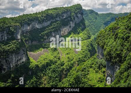 Panorama de la vallée de la gorge et des formations rocheuses de calcaire karstique dans le parc national de Longshuixia Fissure, pays de Wulong, Chongqing, Chine Banque D'Images