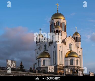 Ekaterinbourg, Russie - 30 octobre 2019 : Église sur le sang en l'honneur de tous les saints resplendissant en terre russe. Église orthodoxe construite sur le site, où ni Banque D'Images