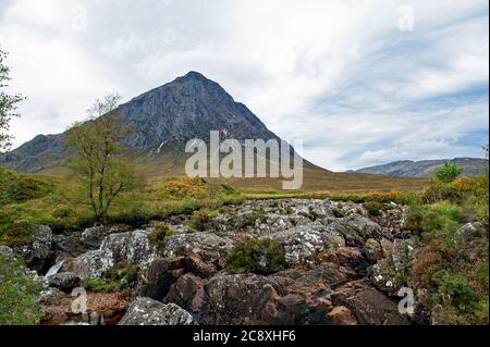 Vue depuis Glen Etive sur la face nord-est de Buachaville. C'est l'une des montagnes les plus reconnaissables d'Écosse Banque D'Images