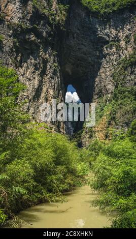 Cours d'eau boueux qui traverse le paysage des immenses parois rocheuses verticales du parc national de Longshuixia Fissure, pays de Wulong, Chongqing, C Banque D'Images