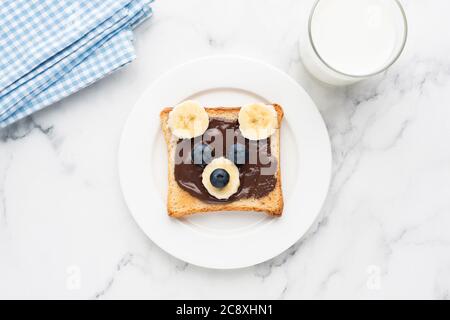 Toast à l'ours en peluche avec tartinade au chocolat, banane et myrtille. Repas pour enfants, petit-déjeuner pour enfants ou menu du déjeuner Banque D'Images