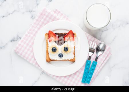 Sandwich enfant en forme de renard servi avec un verre de lait. Menu de plats pour enfants Banque D'Images