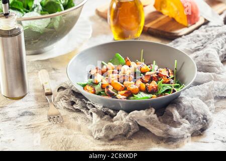 Salade de citrouilles rôties aux épinards et aux noix. Plat d'automne Banque D'Images