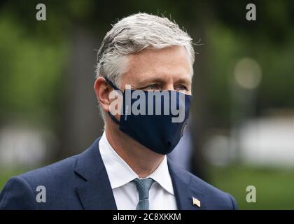 Le conseiller à la sécurité nationale des États-Unis Robert O'Brien, à droite, a été testé positif pour le COVID-19. Il a été confirmé par la Maison Blanche le lundi 27 juillet 2020 à Washington, DC. Dans cette photo du fichier du 24 mai 2020, O'Brien se rend à la Maison Blanche. Photo de fichier par Jim Lo Scalzo/UPI Banque D'Images