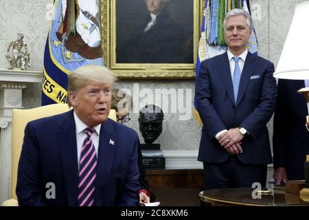 Le conseiller à la sécurité nationale des États-Unis Robert O'Brien, à droite, a été testé positif pour le COVID-19. Il a été confirmé par la Maison Blanche le lundi 27 juillet 2020 à Washington, DC. Dans cette photo du fichier du 13 décembre 2019, O'Brien écoute le président Donald Trump qui fait un commentaire dans le bureau ovale. Photo de fichier par Oliver Contreras/UPI Banque D'Images