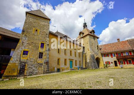 Impressionnante tour d'horloge de l'église romane Saint-Pierre-et-Saint-Paul à Romainmotier, canton de Vaud, Suisse. Banque D'Images