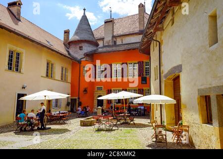 Rue dans la ville médiévale de Romainmôtier, canton de Vaud en Suisse. Banque D'Images