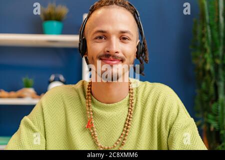 Portrait d'un jeune homme avec casque, employé du service à la clientèle Banque D'Images