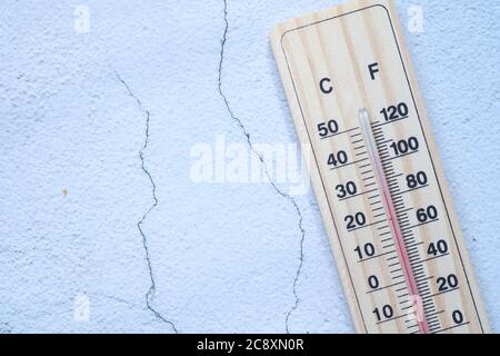 thermomètre isolé sur fond blanc, vue de dessus . Banque D'Images