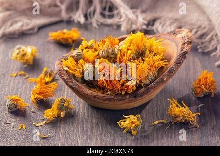 Calendula fleurs séchées dans le bol Banque D'Images