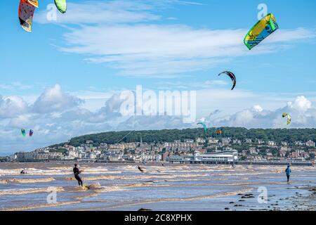 Les surfeurs du vent profitent du ciel d'été lors d'une journée de brise à Weston super-mare juillet 2020 Somerset Royaume-Uni Banque D'Images