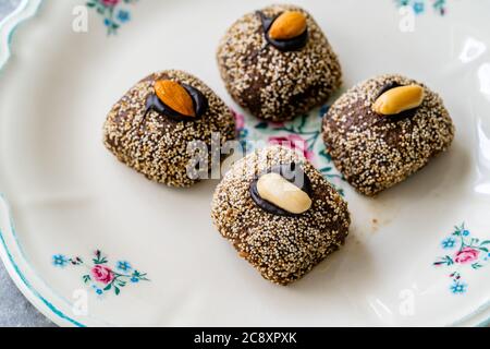 Dessert turc traditionnel Balbadem / Bal Badem également appelé chocolat Sekerpare avec White Poppy Seeds, Sherbet et Peanut. Prêt à manger. Banque D'Images