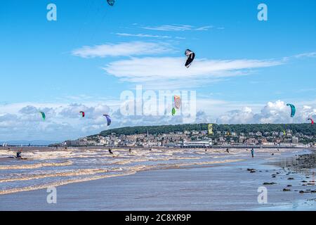 Les surfeurs du vent profitent du ciel d'été lors d'une journée de brise à Weston super-mare juillet 2020 Somerset Royaume-Uni Banque D'Images