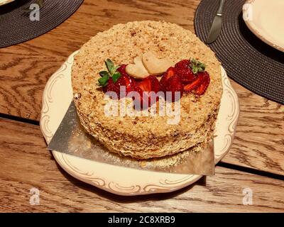 Gâteau aux amandes avec fraises / gâteau entier prêt à manger en boîte pour les fêtes. Banque D'Images
