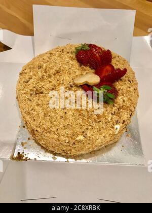 Gâteau aux amandes avec fraises / gâteau entier prêt à manger en boîte pour les fêtes. Banque D'Images