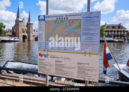 Sneek, pays-Bas, juillet 20,2020:Sneek port signe les règlements en néerlandais, anglais, allemand. Avec bateaux, drapeau et vieux bâtiments, Waterpoort en arrière-plan Banque D'Images