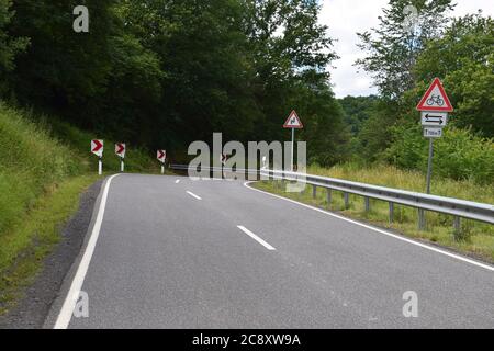 Route lonely Eifel dans la forêt verte fraîche près de Monreal Banque D'Images