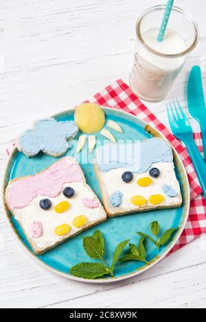 Toasts de pingouins mignons avec tartiner sur une assiette, nourriture pour enfants idées Banque D'Images