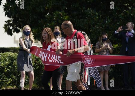 Washington, États-Unis. 27 juillet 2020. Le président des États-Unis Donald Trump accueille Terry Sharpe, The Walking Marine, à la Maison Blanche le lundi 27 juillet 2020 à Washington. Sharpe a parcouru 300 kilomètres de Caroline du Nord pour sensibiliser les anciens combattants au taux de suicide, qui est de 22 par jour. Photo de Chris Kleponis/UPI crédit: UPI/Alay Live News Banque D'Images