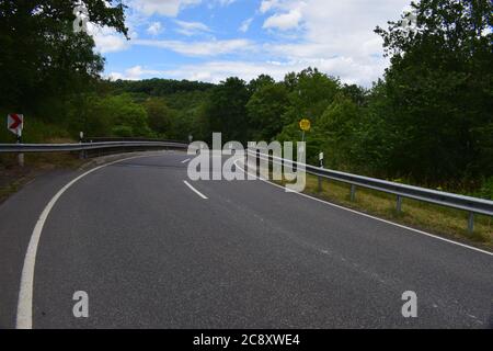 Route lonely Eifel dans la forêt verte fraîche près de Monreal Banque D'Images