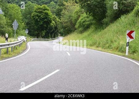 Route lonely Eifel dans la forêt verte fraîche près de Monreal Banque D'Images