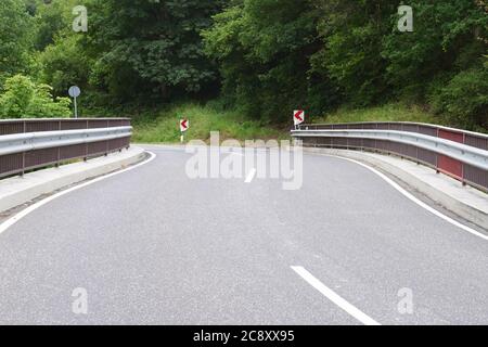 Route lonely Eifel dans la forêt verte fraîche près de Monreal Banque D'Images