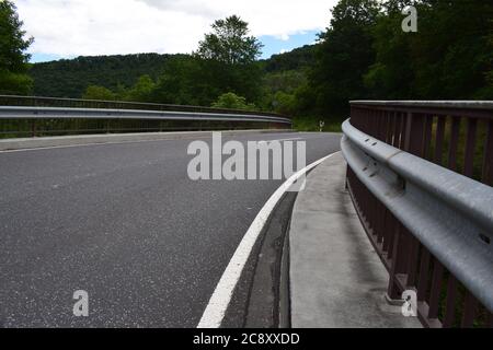 Route lonely Eifel dans la forêt verte fraîche près de Monreal Banque D'Images