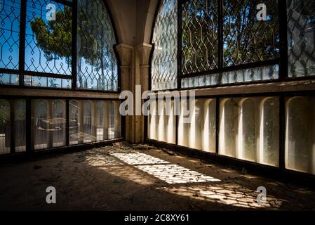 Maison abandonnée véranda chambre avec vue à travers des fenêtres et des portes cassées Banque D'Images