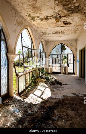 Maison abandonnée véranda chambre avec vue à travers des fenêtres et des portes cassées Banque D'Images
