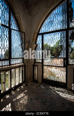 Maison abandonnée véranda chambre avec vue à travers des fenêtres et des portes cassées Banque D'Images