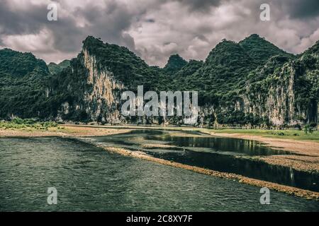Magnifique paysage de montagne karstique sur la rive de la magnifique rivière Li qui coule entre les villes de Guilin et Yangshuo, en Chine Banque D'Images