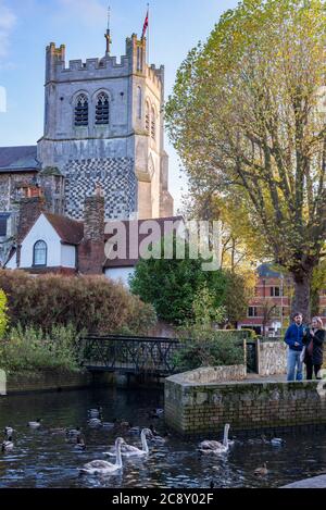 L'église de l'abbaye et bizarre sur la vieille rivière Lee, Waltham Abbey, Essex, Royaume-Uni Banque D'Images