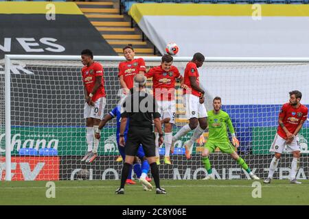 Harry Maguire (5 ans) de Manchester United dirige Demarai Gray (7 ans) du coup d'envoi gratuit de Leicester City Banque D'Images