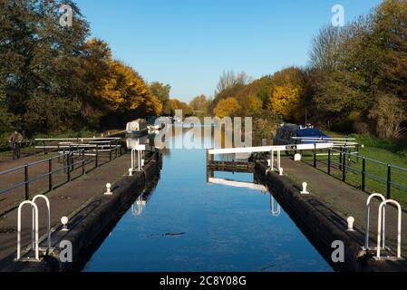 Waltham Town Lock sur la rivière Lee à la frontière entre Essex et Hertfordshire, Waltham Abbey, Royaume-Uni Banque D'Images