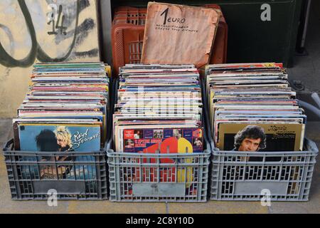 Athènes, Grèce - 27 avril 2015 : caisses en plastique avec disques utilisés sur le marché de la rue. Vieux albums de vinyle un bac à un dollar avec l'affiche exhortant à vérifier la conditio Banque D'Images