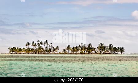 Belle île lonely San Blas sur le territoire de Guna politiquement autonome au Panama. Mer tropicale turquoise, point de repère de destination de voyage à Central Am Banque D'Images
