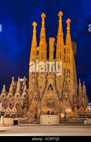 Vue nocturne de l'église de la basilique de la Sagrada Familia, façade de la Nativité, Barcelone, Catalogne, Espagne Banque D'Images