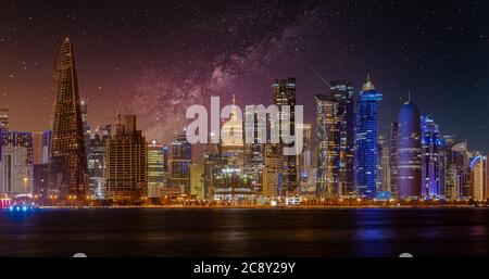 La nuit, les gratte-ciel du Qatar de Doha montrent des gratte-ciel et des lumières réfléchis Dans le golfe arabe Banque D'Images