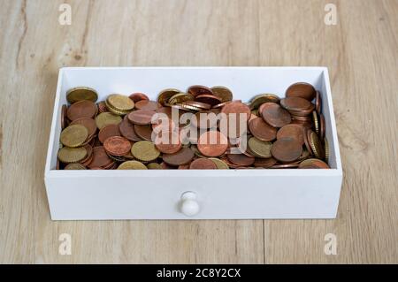 pièces de monnaie dans une boîte en bois. Petit changement européen Banque D'Images