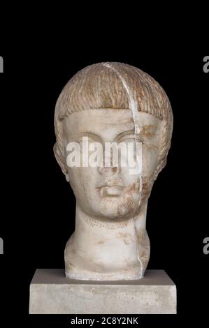 Tête d'un jeune homme ancienne statue de buste grec sur fond noir. Banque D'Images