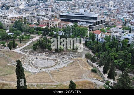 Athènes, Grèce - 6 mai 2014 : vue sur le centre-ville d'Athènes depuis l'Acropole. Théâtre du site archéologique de Dionysos et bâtiment du musée. Banque D'Images