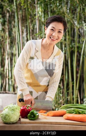 La cour hacher des légumes chez les femmes de la vie moyenne Banque D'Images