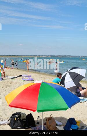 Une plage bondée de Knoll à Studland Bay, un jour chaud d'été ensoleillé, Dorset Angleterre Royaume-Uni Banque D'Images