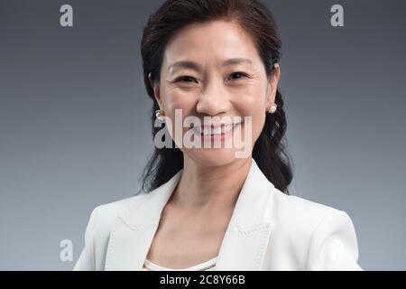 Portrait de femme d'âge moyen élégant Banque D'Images