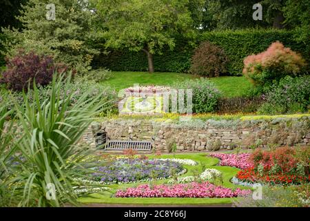 Le jardin de carrière avec horloge décorée de fleurs/plantes à Shrewsbury, Shropshire. Banque D'Images